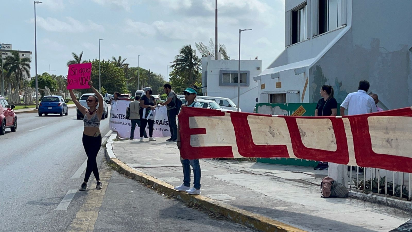 Se manifiestan ambientalistas en la Zona Hotelera; clausuran simbólicamente oficinas de la Semarnat