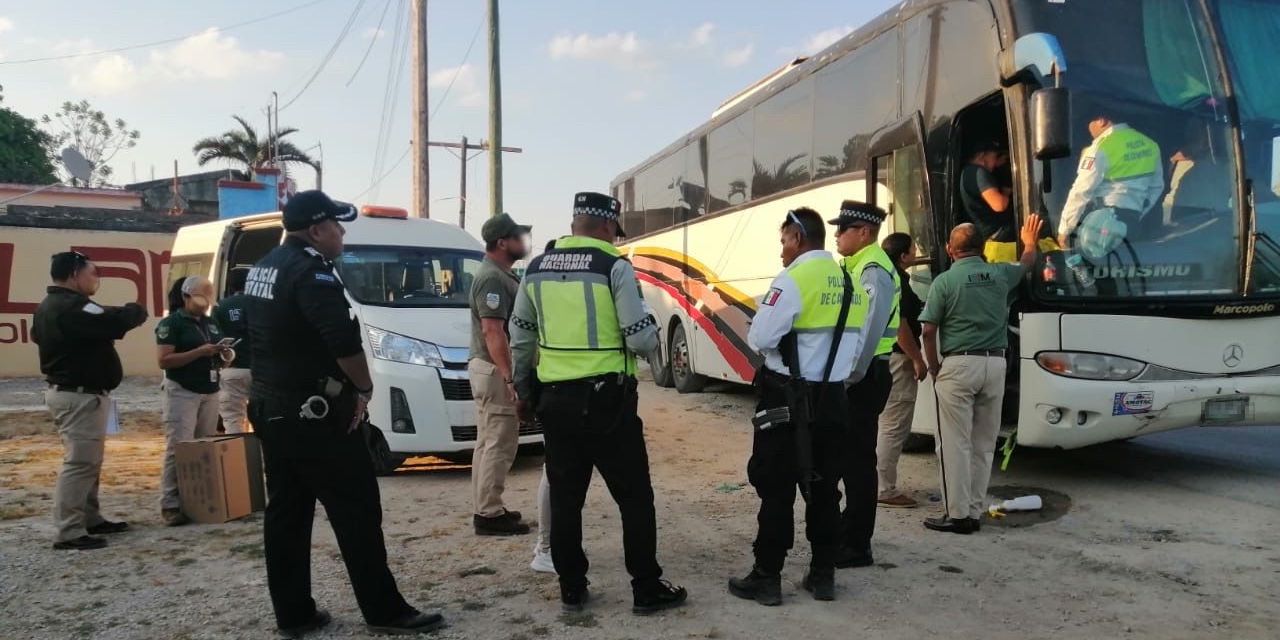 Rescatan a 67 migrantes abandonados cerca de Bacalar