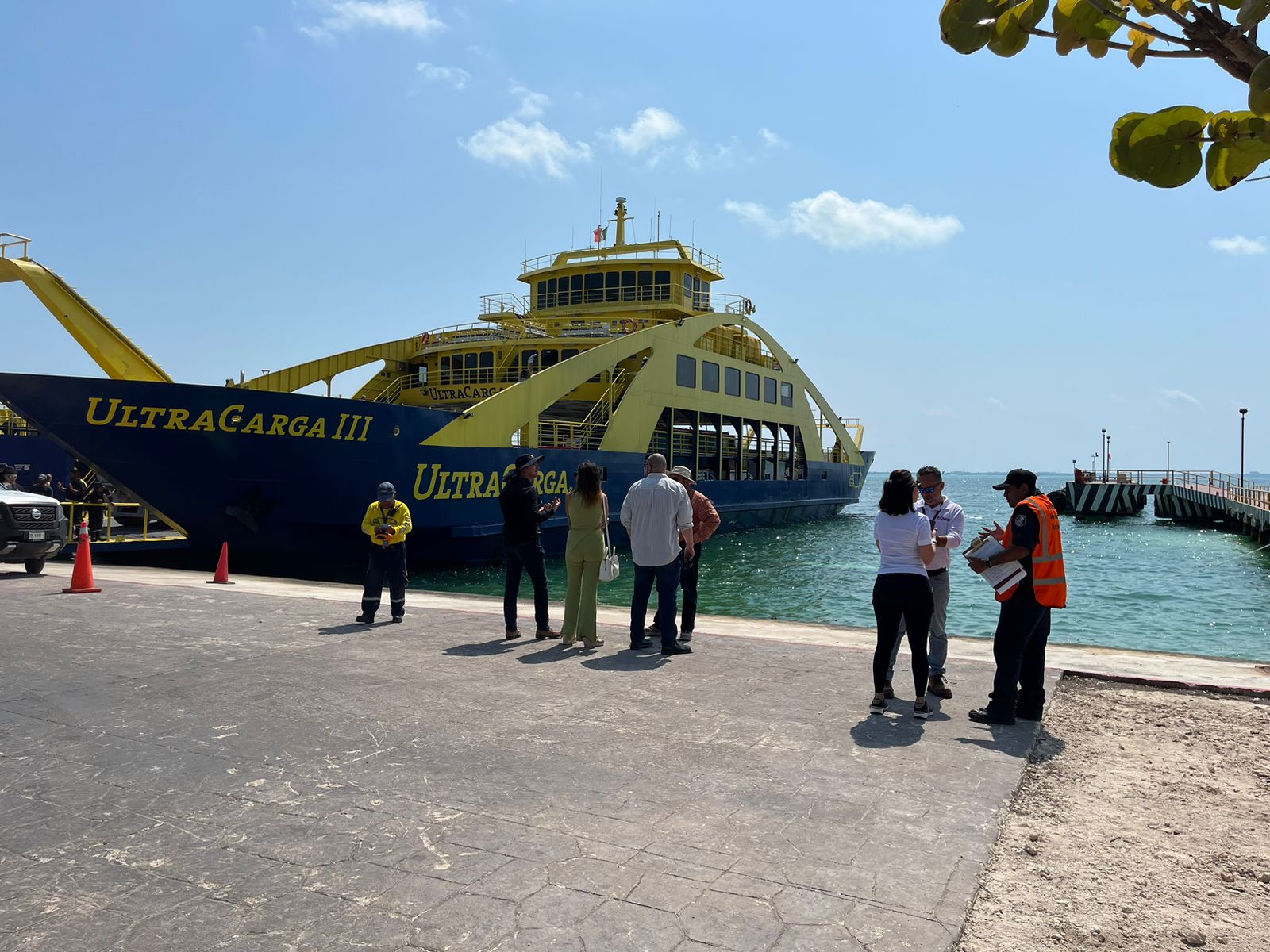 Cae al mar camioneta de una empresa de paquetería, en el muelle de Punta Sam