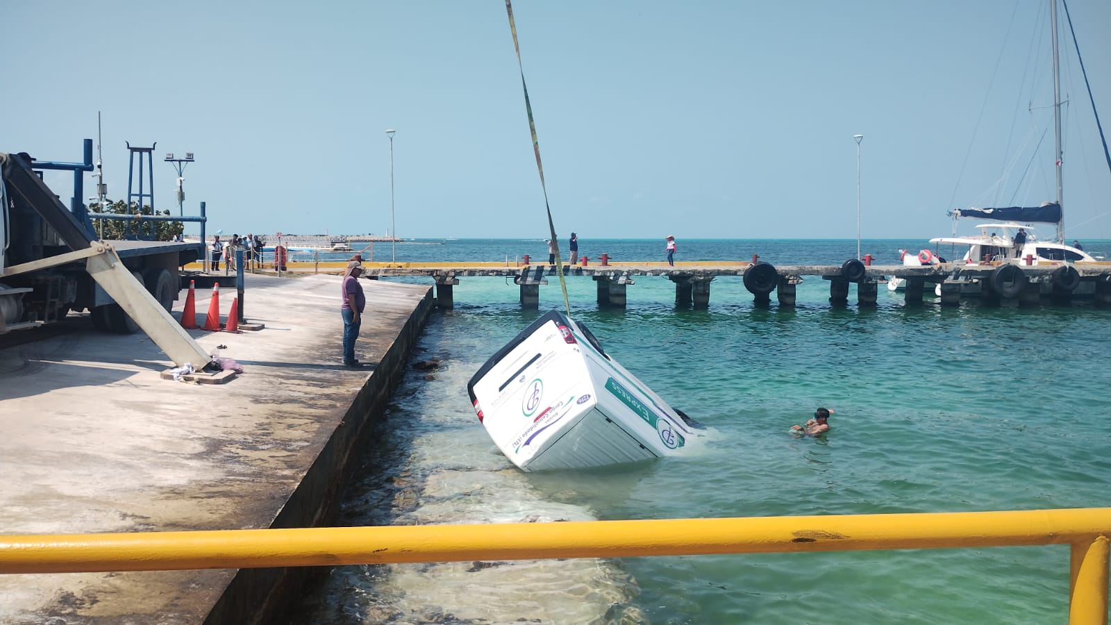 Rescatan vehículo de `Mercado Libre´ sumergido en mar