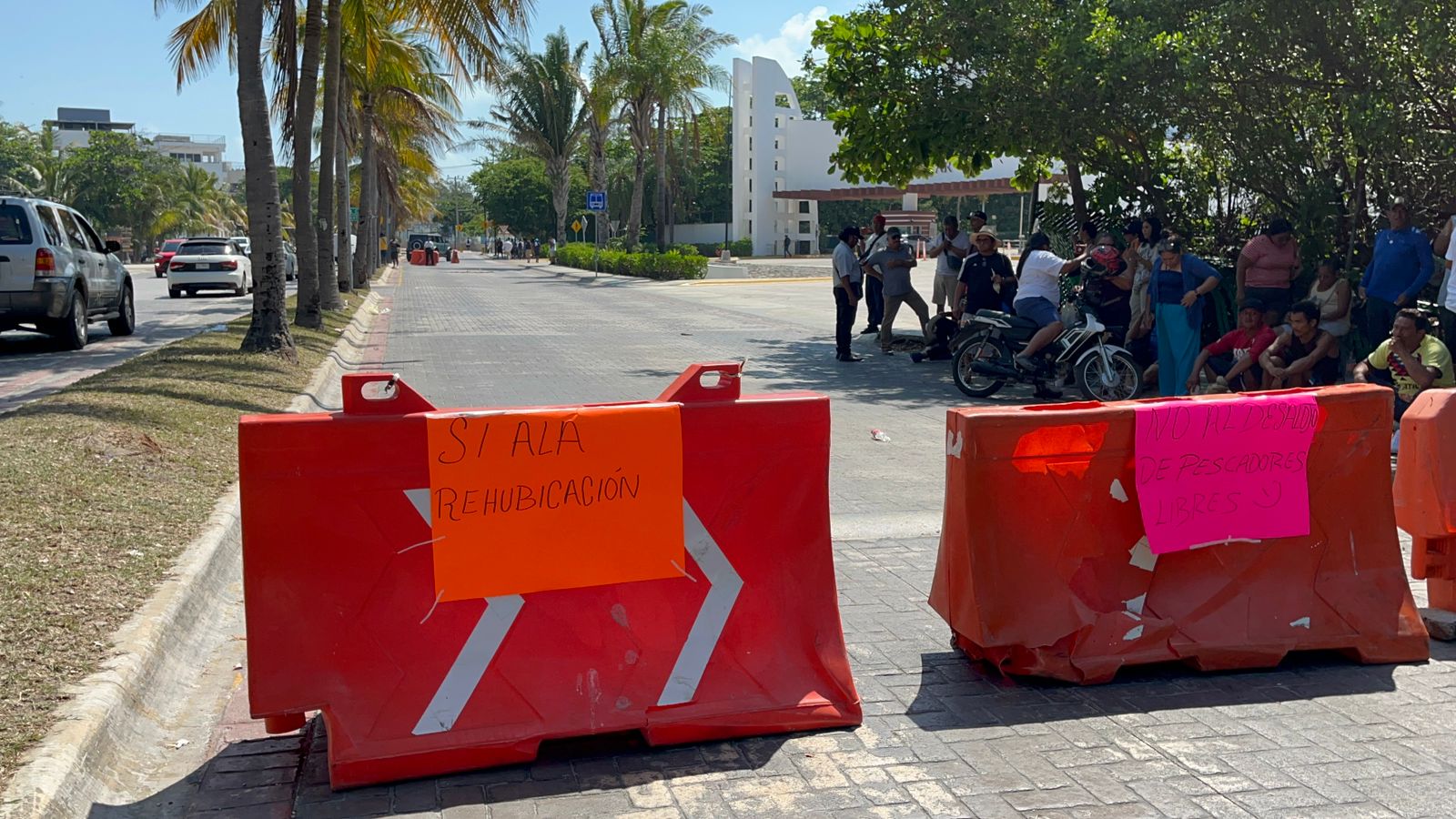 Bloquean pescadores de Puerto Juárez la avenida José López Portillo, por un intento de desalojo