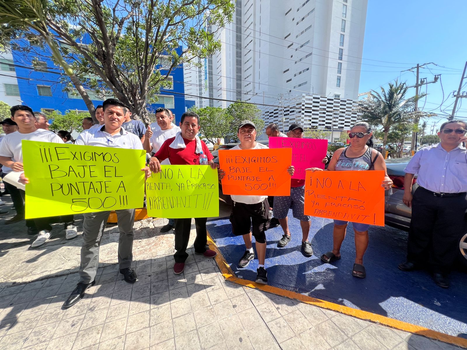 Se manifiestan trabajadores de la CROC en Quintana Roo, en contra de reforma al Infonavit