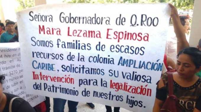 Colonos de asentamientos irregulares de Mahahual y Chetumal realizan manifestación en Palacio de Gobierno