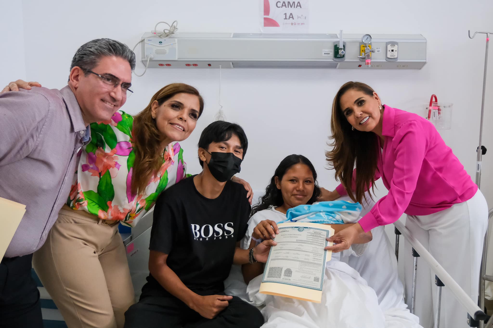 Madres reciben actas de nacimiento en celebración del Día de las Madres en Hospital General de Cancún