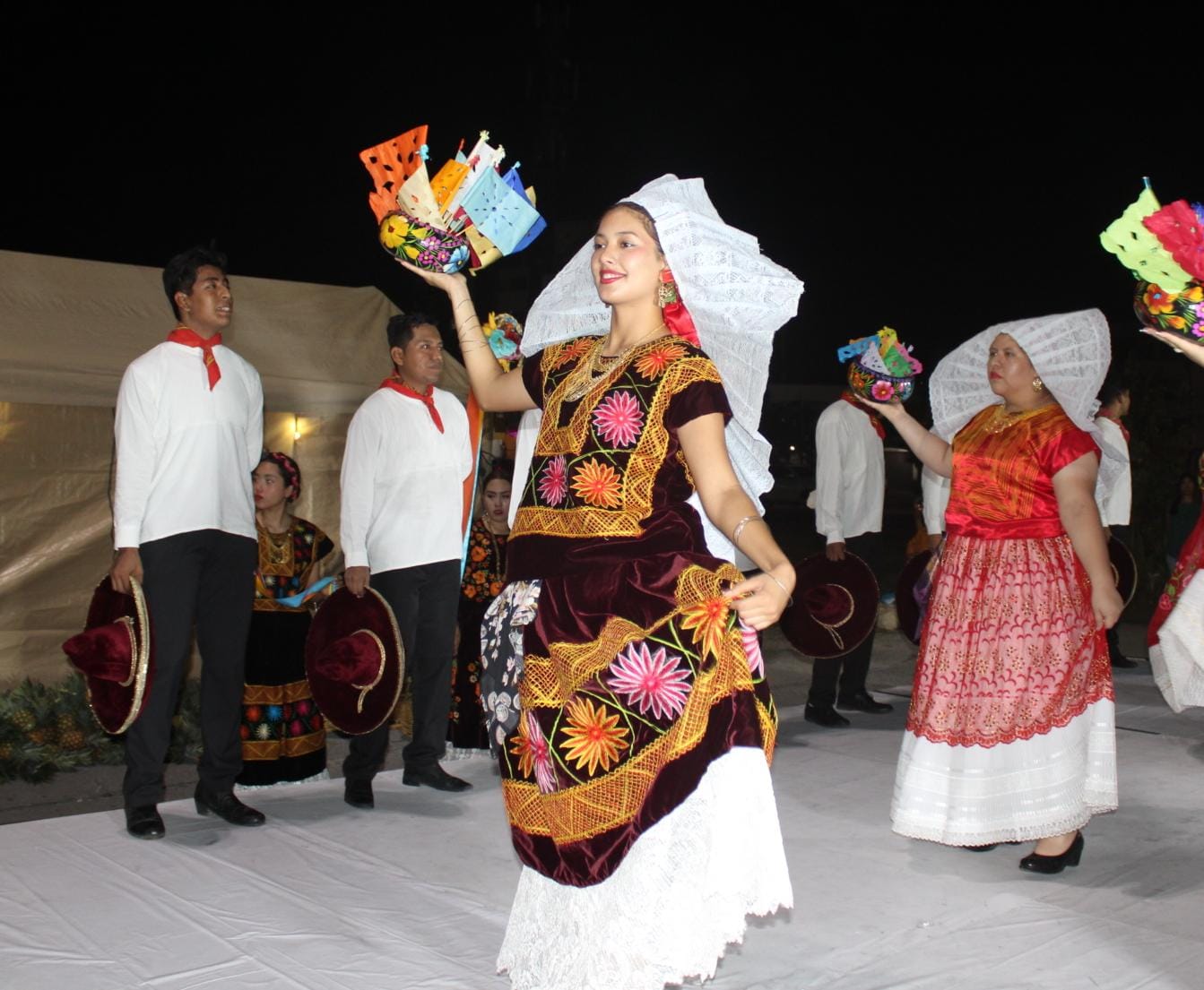 Celebran una edición más de la Guelaguetza en Cancún