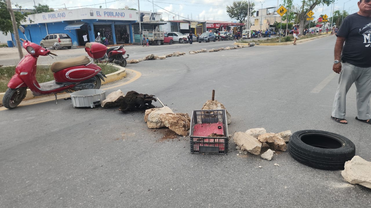 Bloquean vecinos de InHouse avenida, por apagones, y marchan a la carretera federal