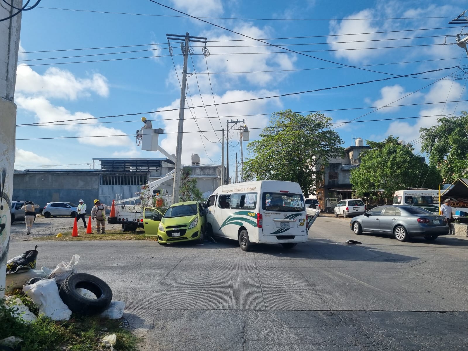 Choque de combi deja a 8 pasajeros lesionados en Cancún