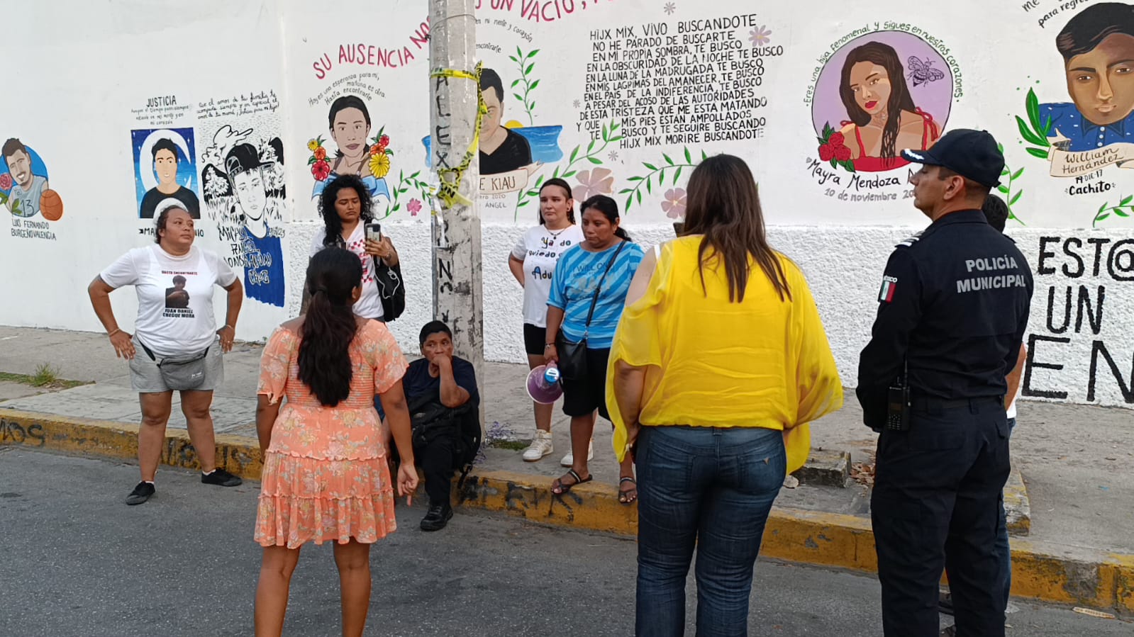 Agente policiaco riñe con madres buscadoras