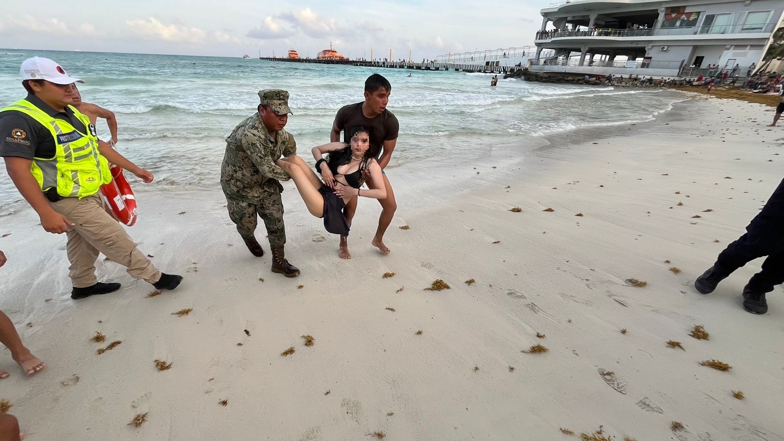 Marina rescata a dos personas en inmediaciones de Playa del Carmen