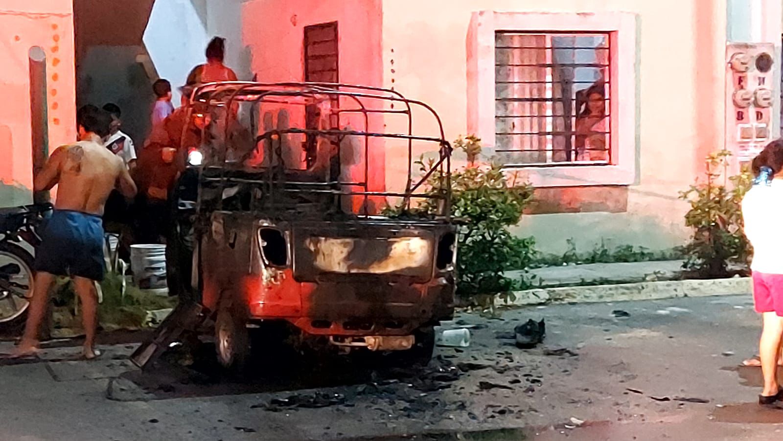 Prenden fuego a un mototaxi en fraccionamiento Paseos Kusamil de Cancún