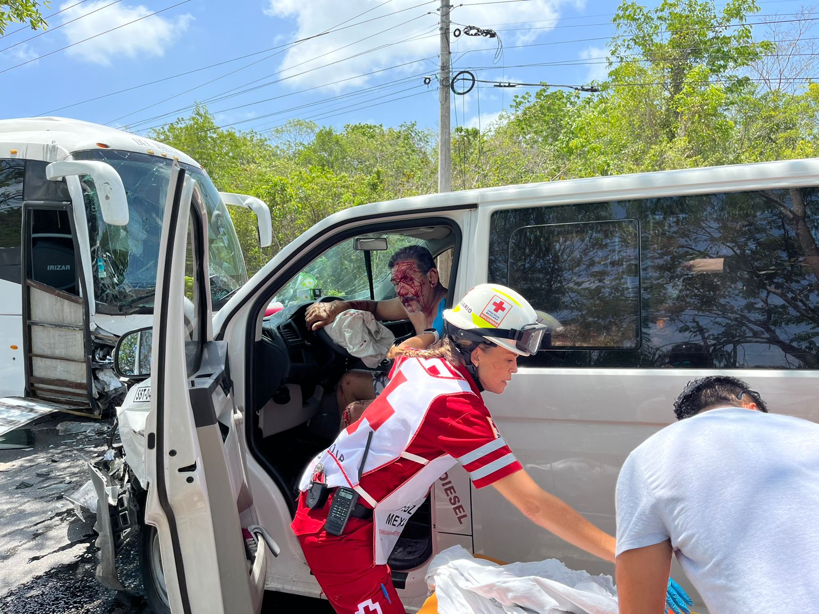 Deja un lesionado, choque frontal entre van y autobús, en la Región 254 de Cancún