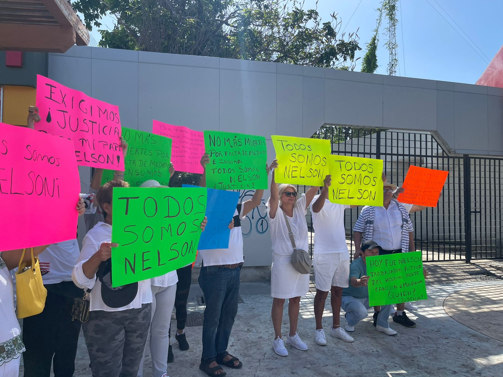 Protestan familiares de víctima de presunta negligencia médica en el ISSSTE en Cancún