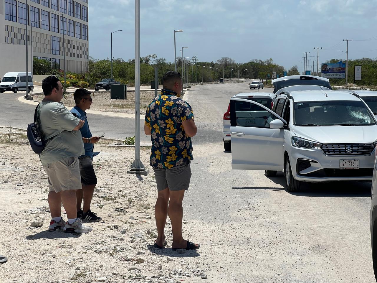 Denuncian choferes de Uber nueva agresión de taxistas, frente al Moon Palace