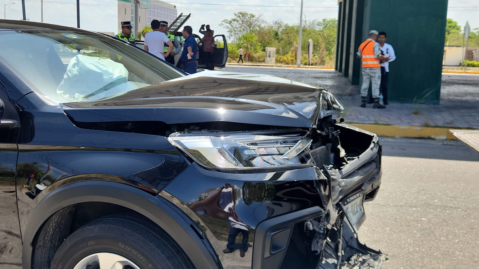 Chocan taxi y Uber en puente del Moon Palace, en intento de agresión