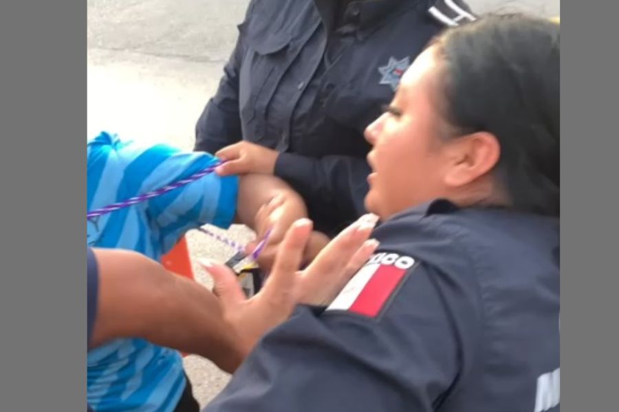 Dan de baja a policía que agredió a madres buscadoras en Cancún