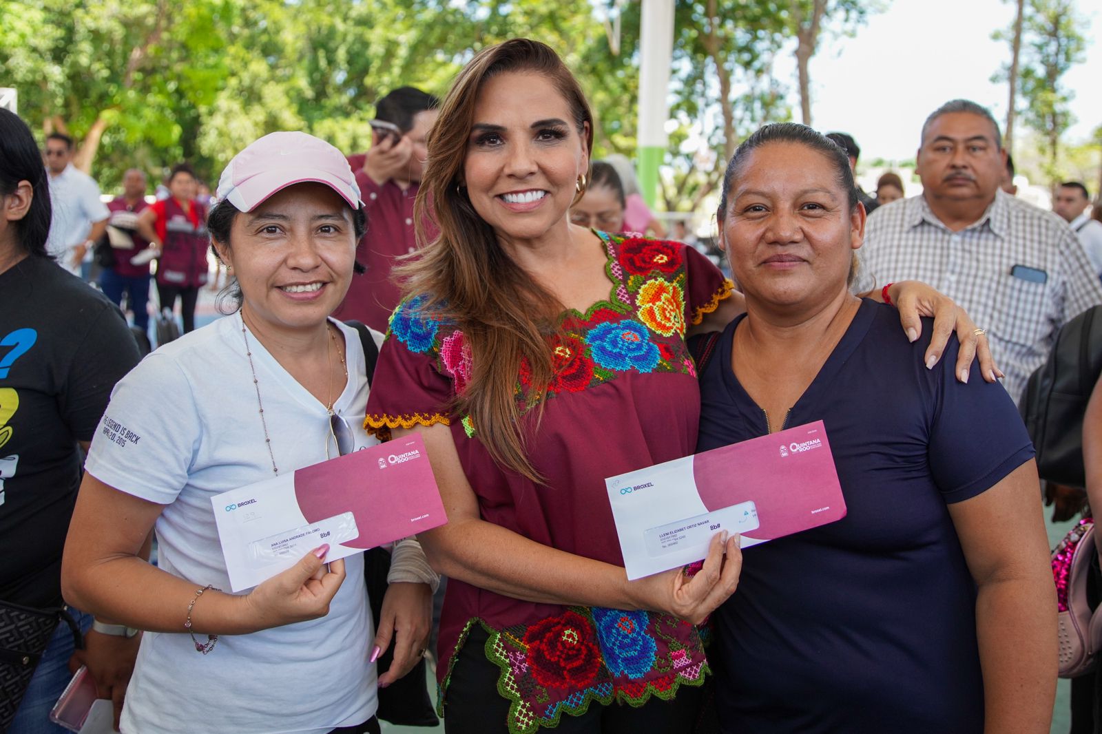 1-La-gobernadora-Mara-Lezama-entrego-tarjetas-del-programa-de-ayuda-a-las-mujeres-