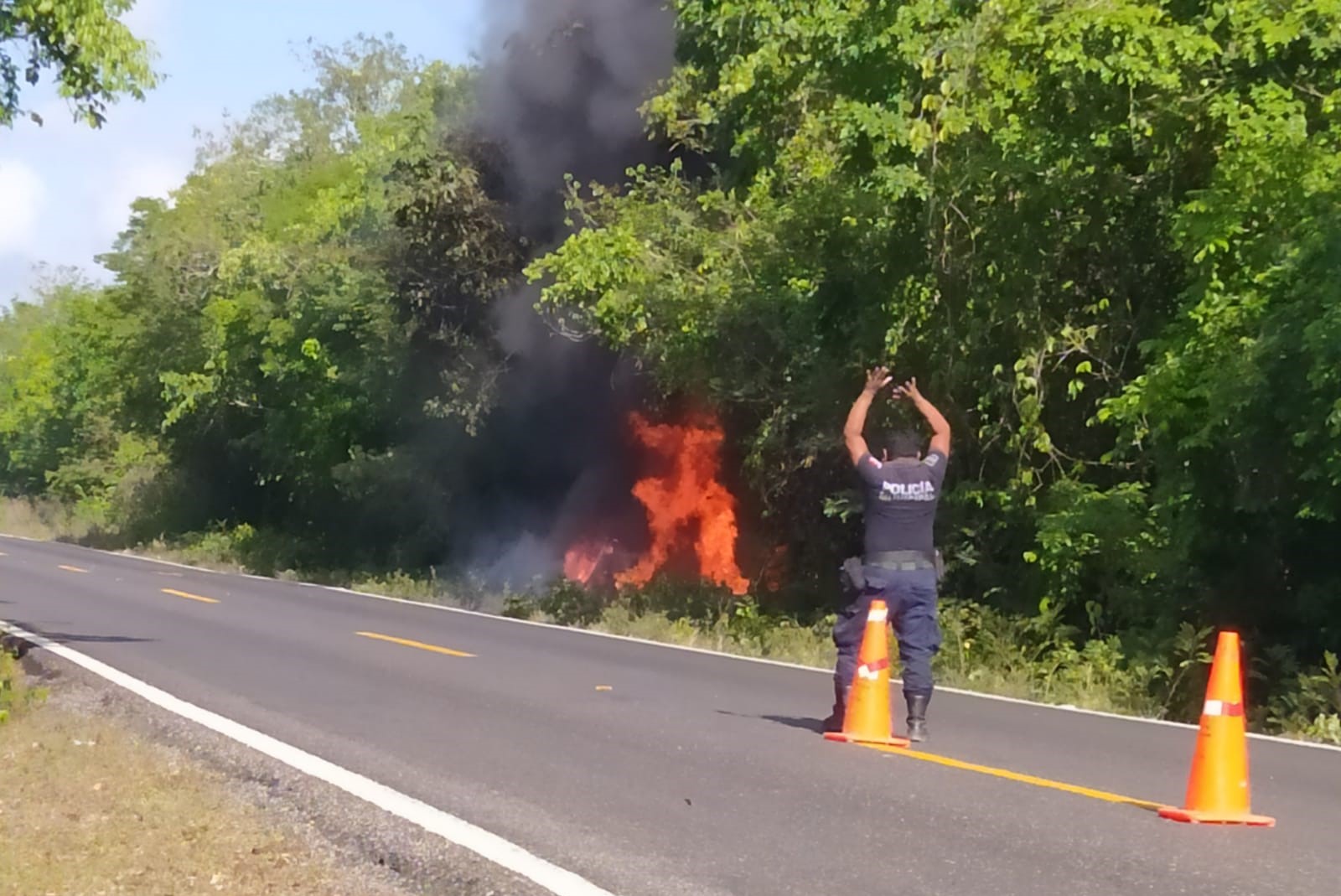 Se incendia auto en tramo carretero El Ideal-Nuevo Xcan; hay dos lesionados