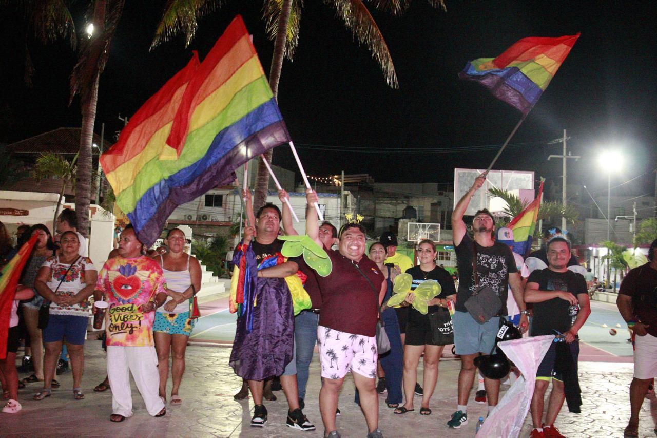 Con encendido de luces, dan inicio actividades por el mes del Orgullo LGTB en Isla Mujeres