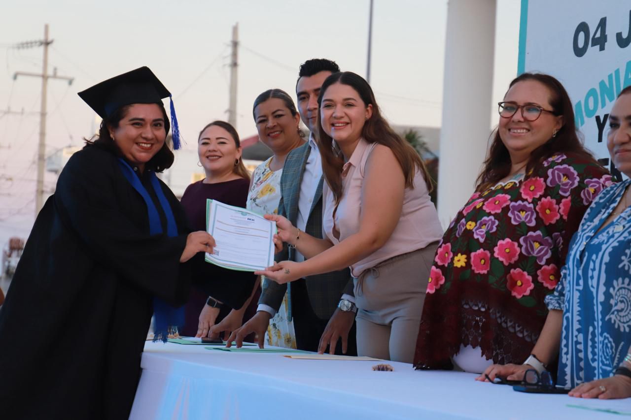 ENTREGAN CERTIFICADOS A ESTUDIANTES QUE CONCLUYERON SUS ESTUDIOS DE NIVEL MEDIO SUPERIOR EN ISLA MUJERES