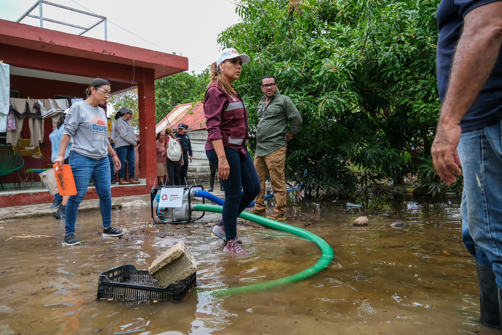 Mara Lezama realiza recorridos domiciliarios por colonias de Chetumal afectadas por inundaciones