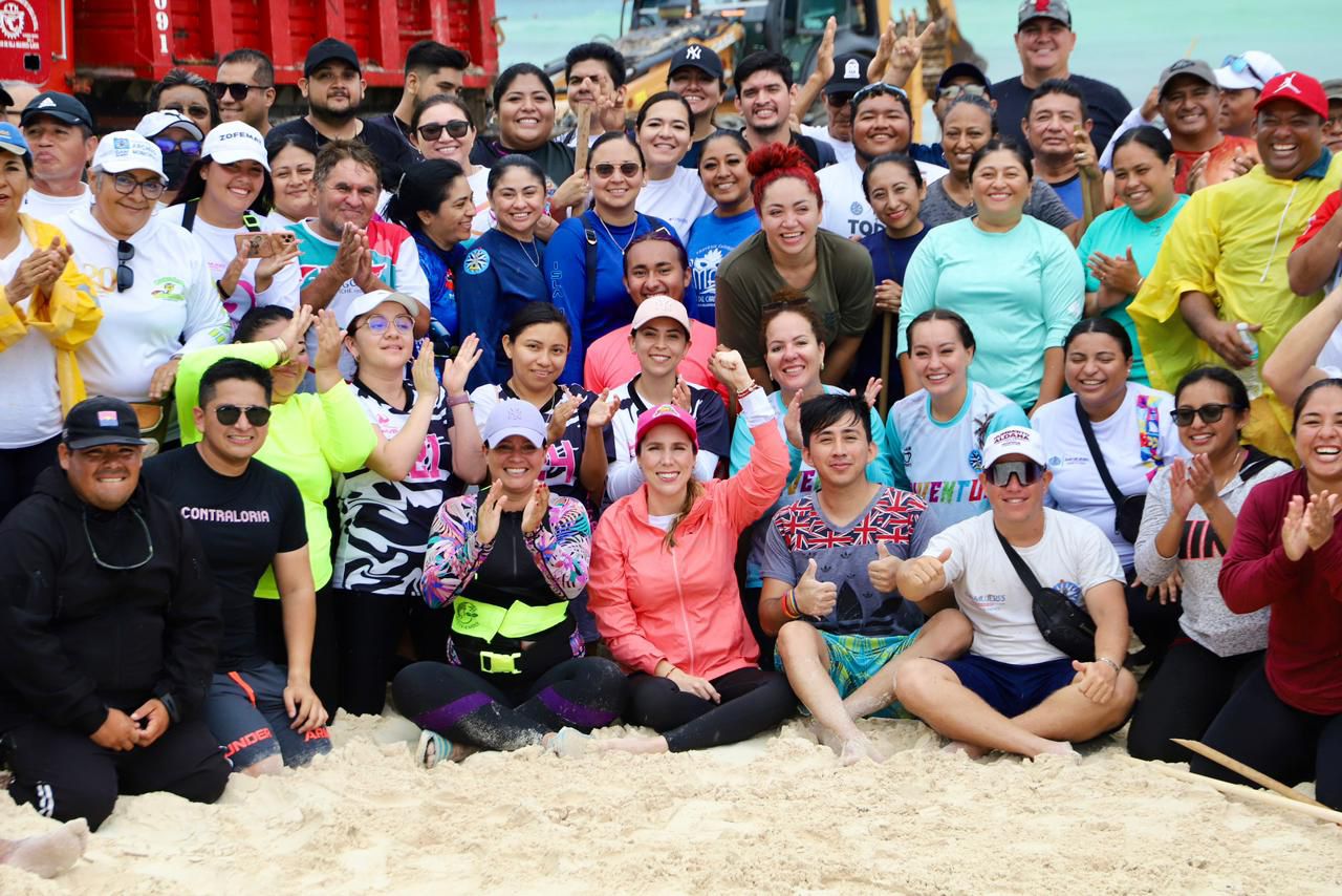 En Isla Mujeres retiran en tiempo récord más de 500 toneladas de sargazo de Playa Norte