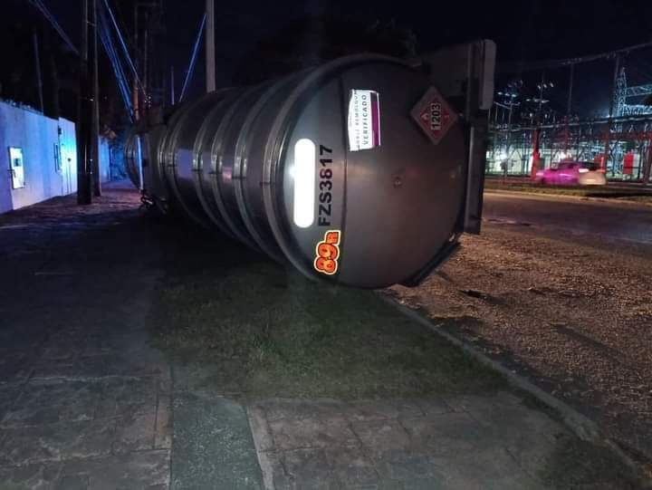 Vuelca pipa de gasolina en la avenida Insurgentes de Chetumal; evacúan a decenas de personas