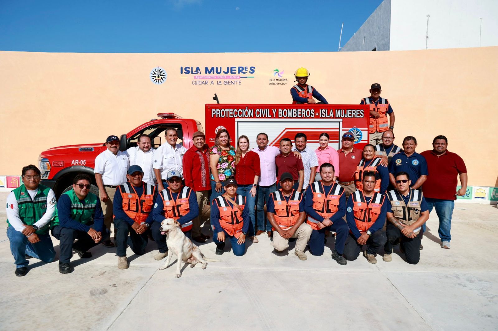 Atenea Gómez Ricalde fortalece al Cuerpo de Bomberos con entrega de nueva unidad de rescate