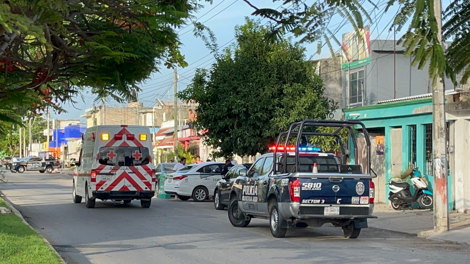 Balean a dos personas en un taxi en Cancún