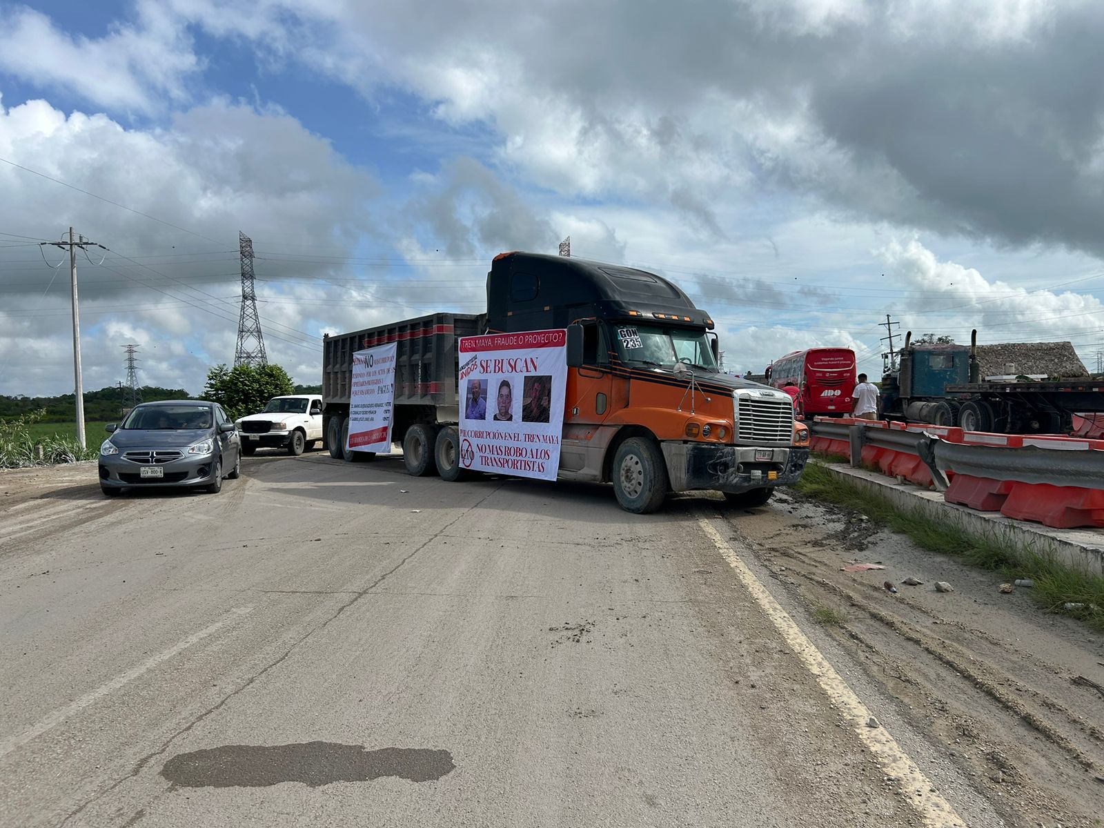 Bloquean transportistas carreteras en Xul-Ha, Puebla y Veracruz, por adeudos del Tren Maya