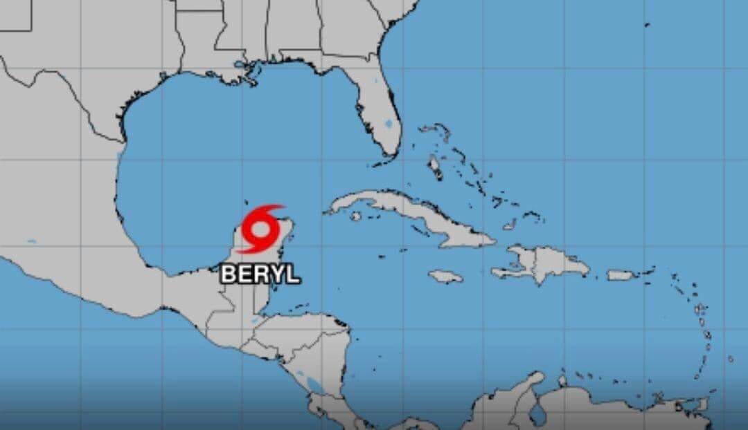 Se degrada ‘Beryl’ a tormenta tropical al cruzar la Península de Yucatán