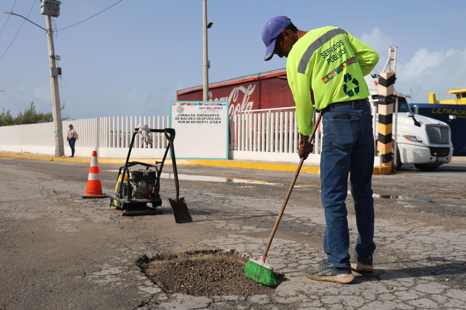 Atenea Gómez Ricalde pone en marcha Jornada Emergente de Bacheo en Isla Mujeres