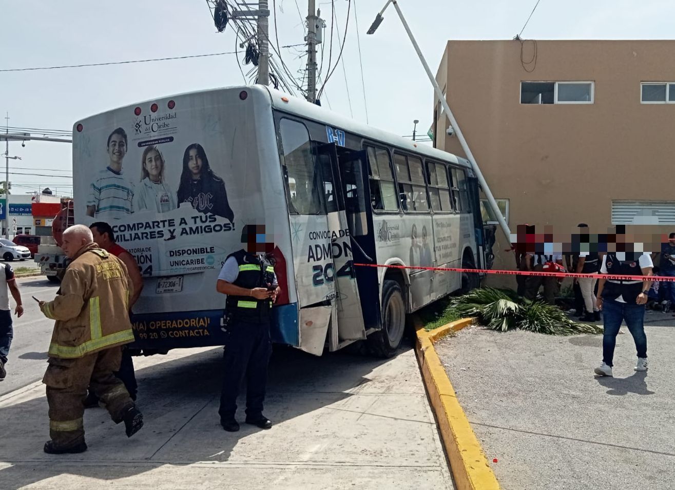 Choca camión de Autocar en Cancún; hay 32 pasajeros lesionados