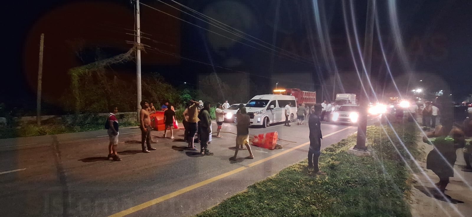 Bloquean carretera 307 en salida de Playa hacia Tulum, por falta de agua y luz