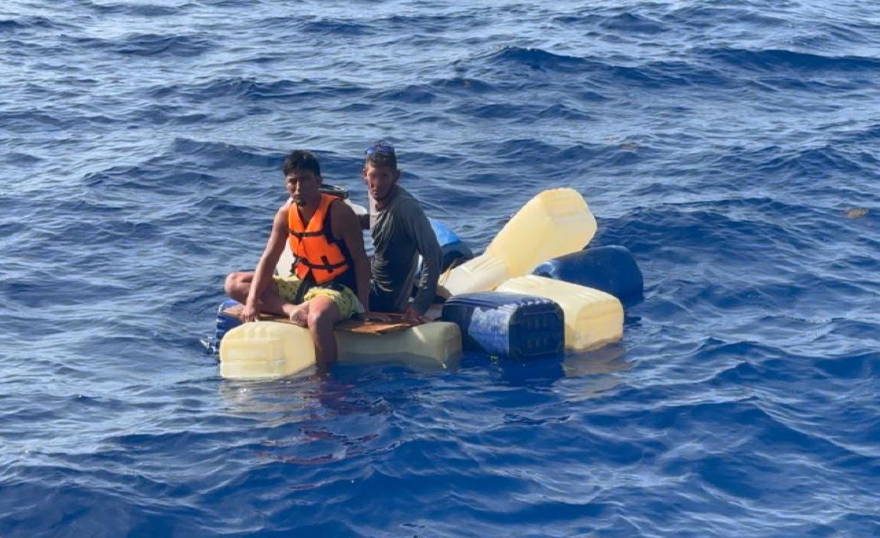 Marina rescata a dos personas luego de hundirse su embarcación cerca de Isla Mujeres