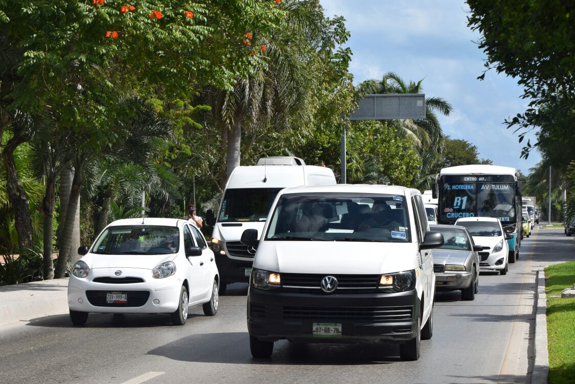 Exigen transportistas federales poner orden en aeropuerto de Cancún, ante presencia de Uber y “taxis piratas”