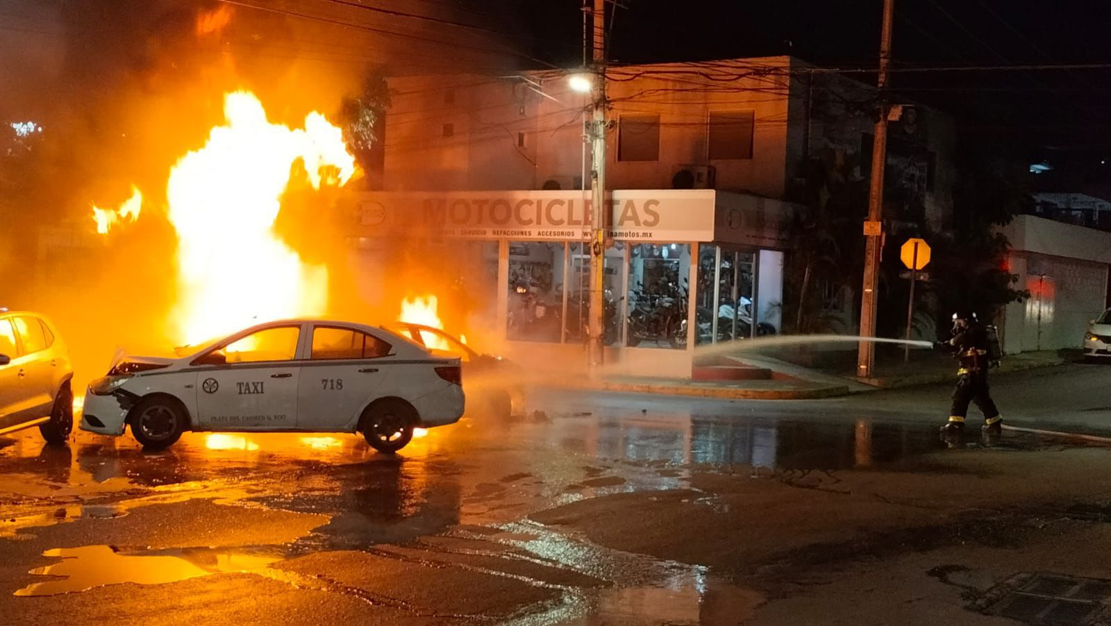 Se incendia auto tras choque con taxi en la colonia Centro de Playa del Carmen