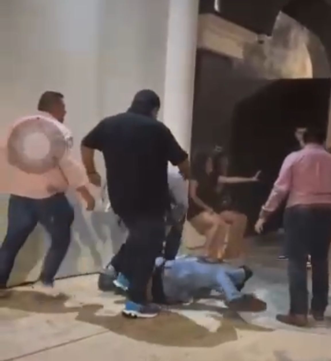 Captan a subsecretario del gobierno estatal en pelea afuera del antro Ágora de Chetumal