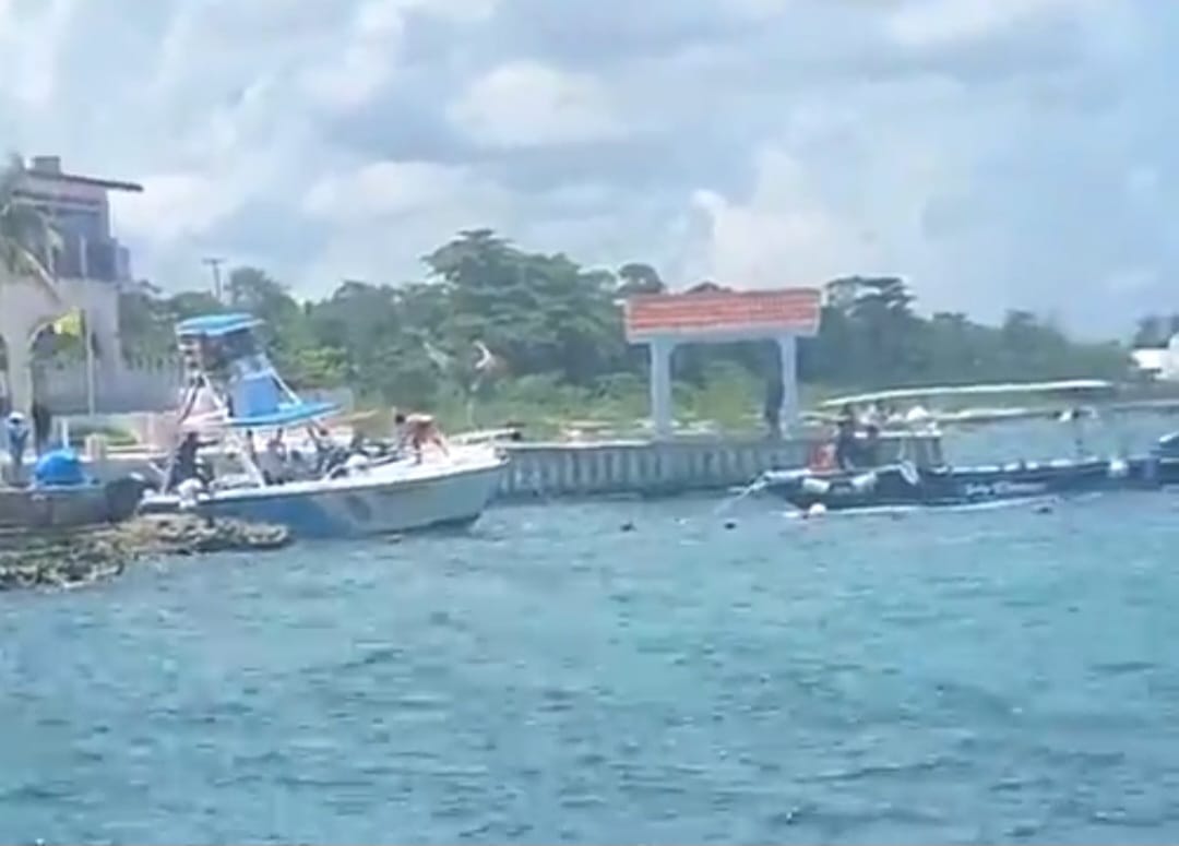 Embarcación turística queda varada en una zona rocosa de Cozumel