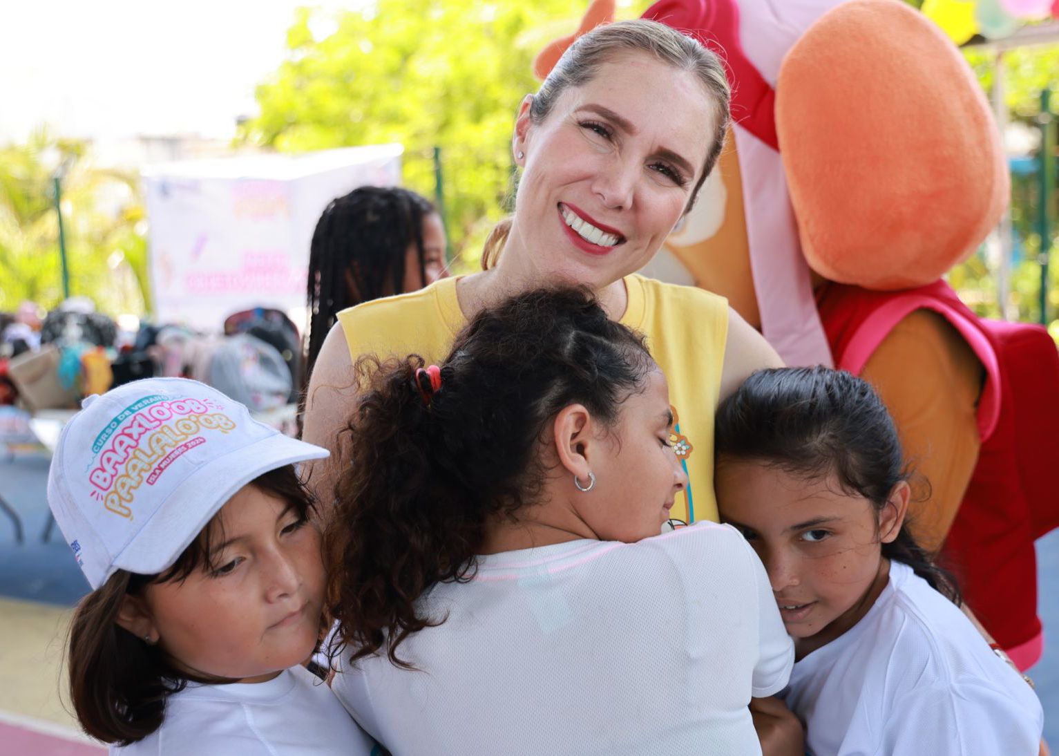 Atenea Gómez Ricalde apoya a estudiantes de Isla Mujeres a través de la iniciativa Transformando la Educación