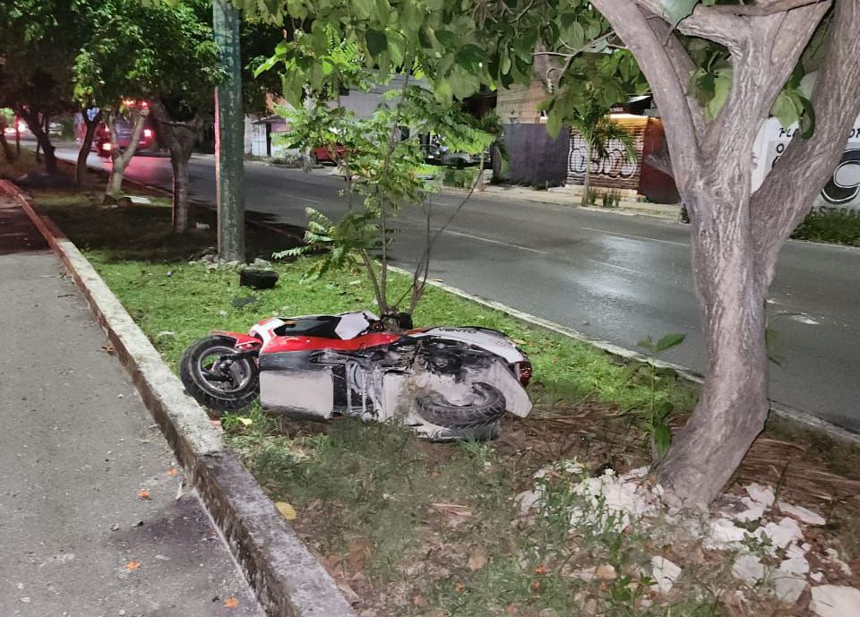 Muere mujer, tras derrapar en moto en la avenida Nichupté de Cancún