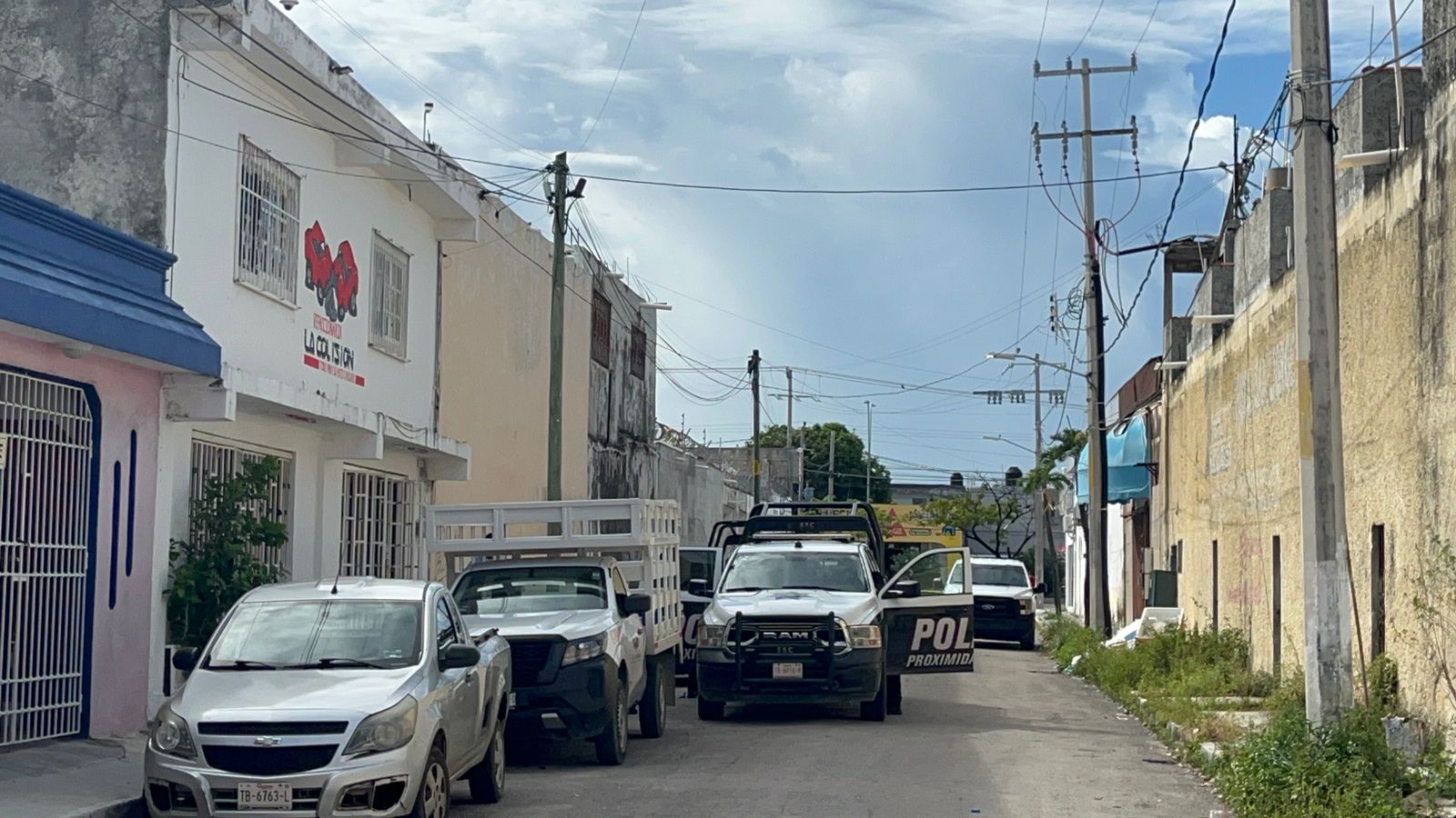 Grupo armado asalta local en Cancún y amarra al personal