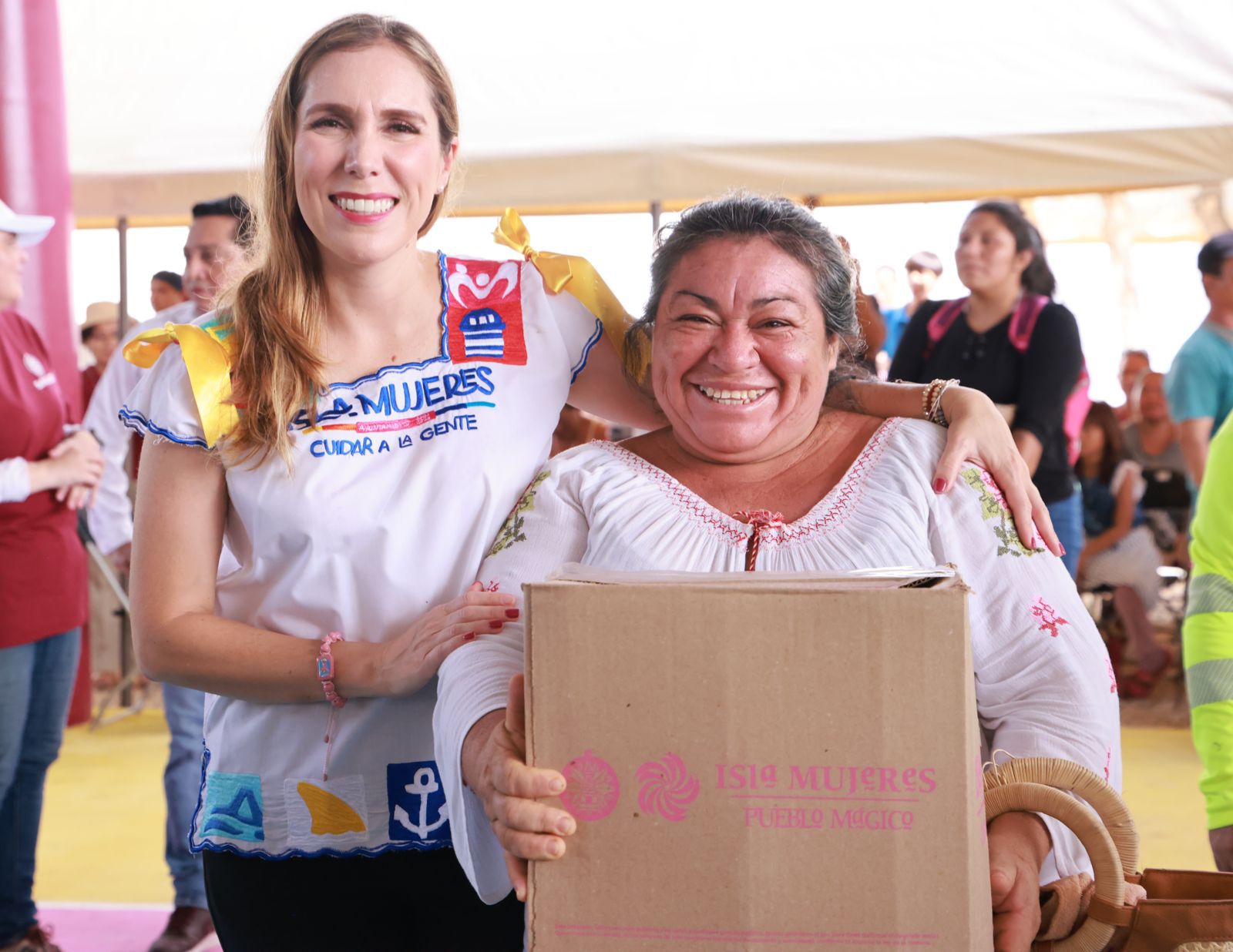 Atenea entrega apoyos del Programa Isleña de Corazón en la Zona Continental