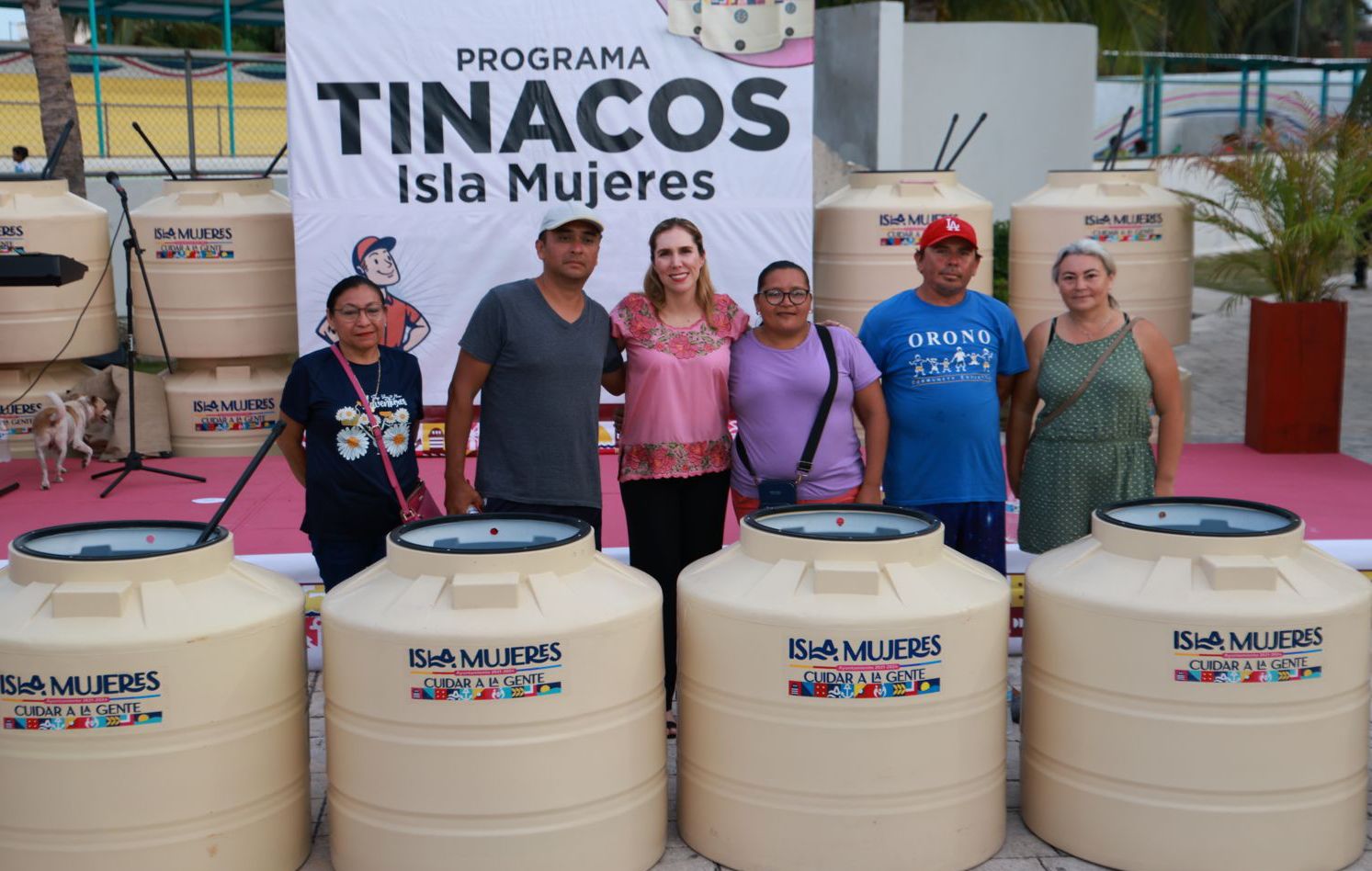 Atenea Gómez Ricalde continúa con la entrega de tinacos en la Zona Insular