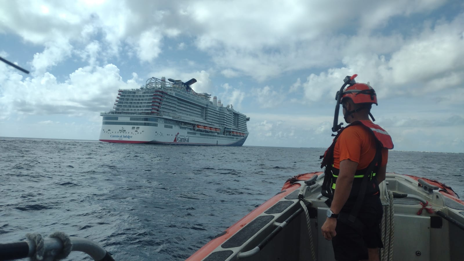 Personal naval realiza evacuación médica en un crucero turístico