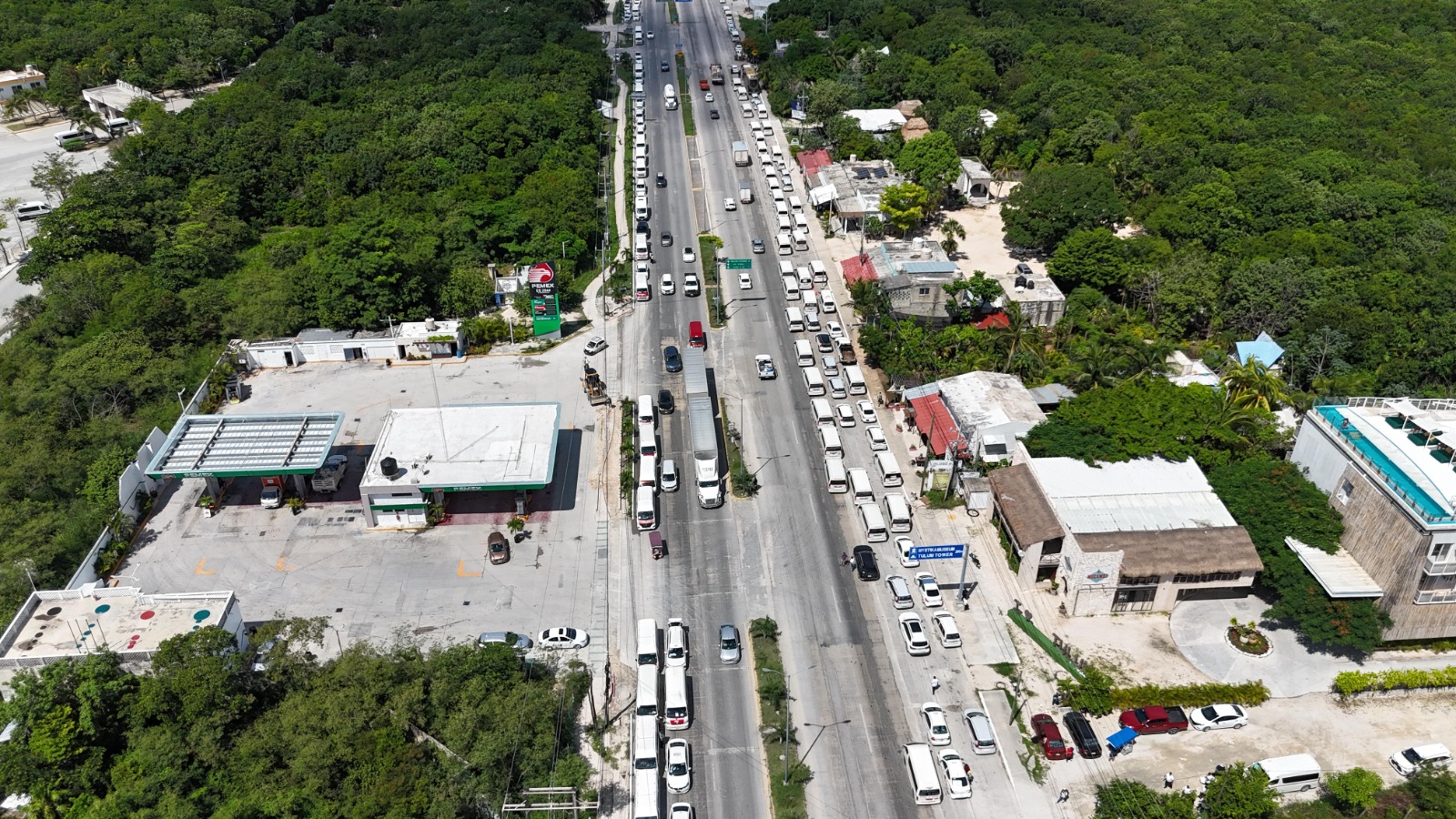 Realizan taxistas de Tulum caravana en la carretera federal 307, para exigir liberación de líder sindical