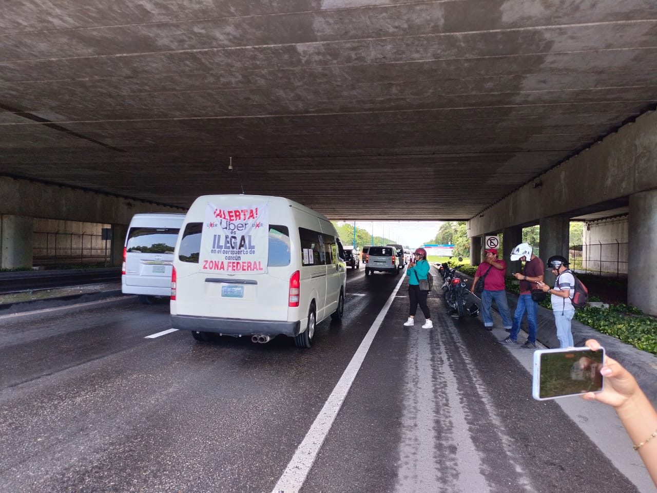 Aeropuerto de Cancún, solo con dos vuelos con demoras por manifestación de transportistas