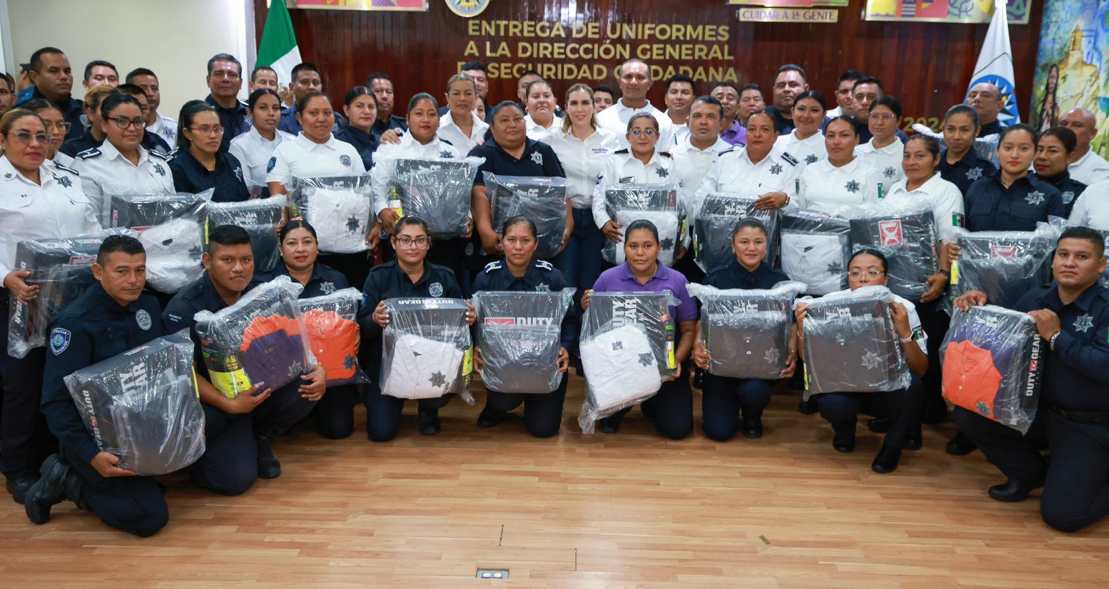 Atenea Gómez Ricalde entrega kits de uniformes nuevos a la Policía de Isla Mujeres