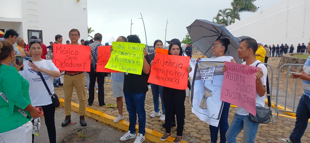 Entre protestas y huevazos, llegan nuevos diputados al Congreso quintanarroense