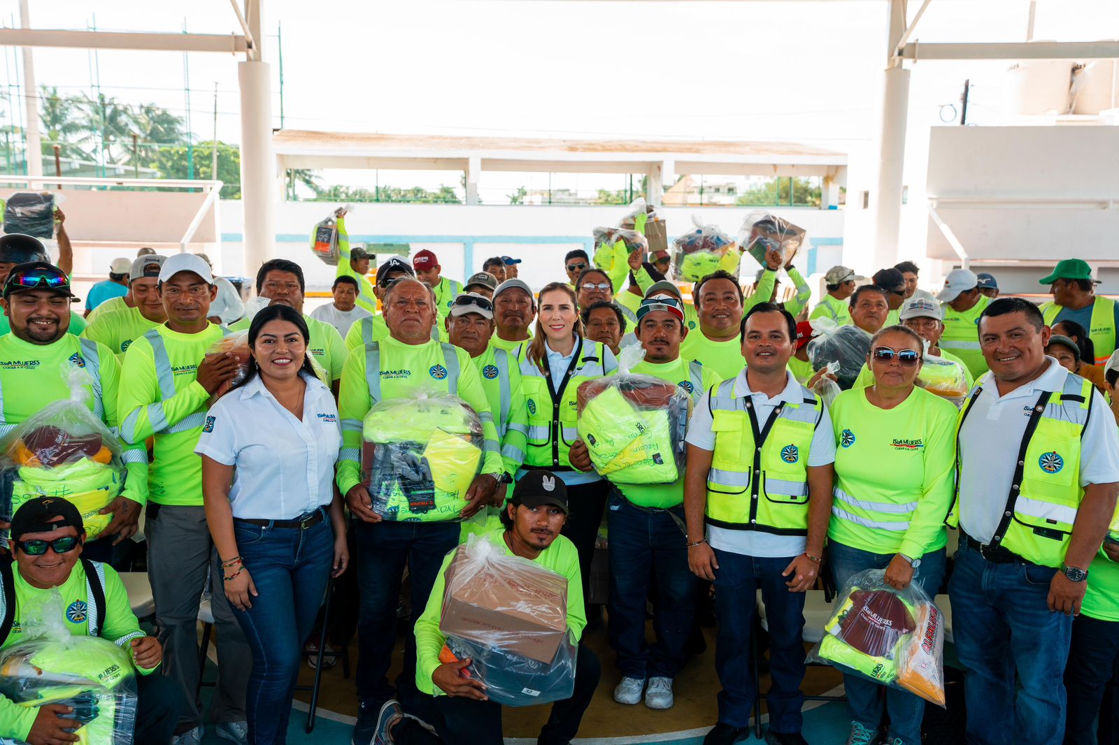 Atenea Gómez Ricalde continúa dignificando al personal de Servicios Públicos con entrega de uniformes