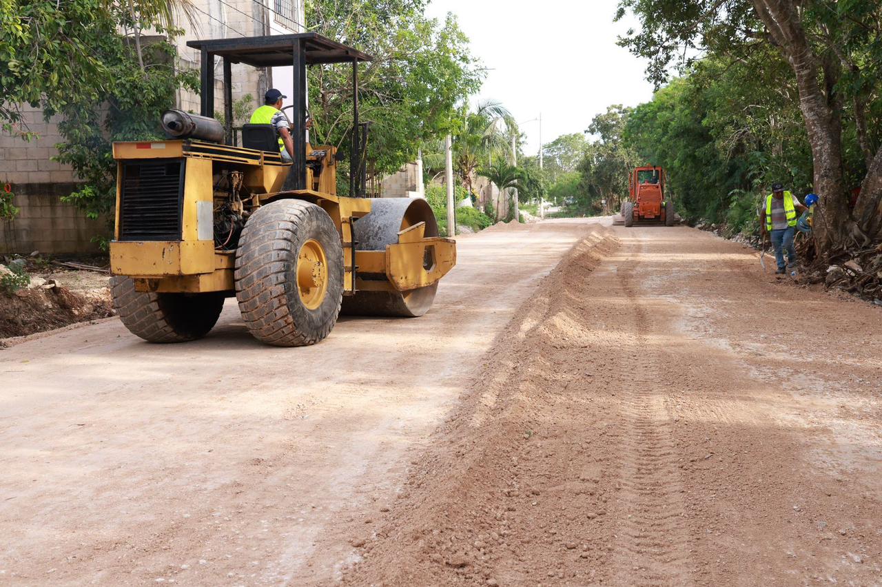 Atenea Gómez Ricalde supervisa obras en la colonia Oasis de Ciudad Mujeres